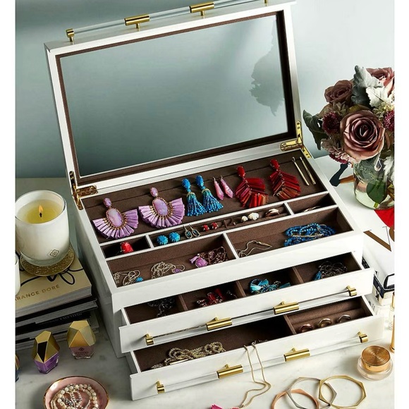 Kendra Scott
Large Antique Brass Jewelry Box In White Lacquer - Picture 7 of 12